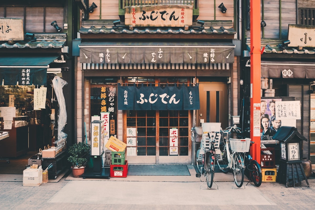 Calle de Shibuya iluminada de noche en Tokio, Foto: Unsplash / @jezar